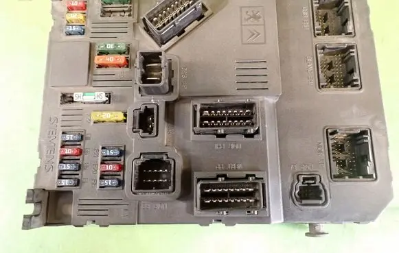 Peugeot 206 Fuse module 9652474580