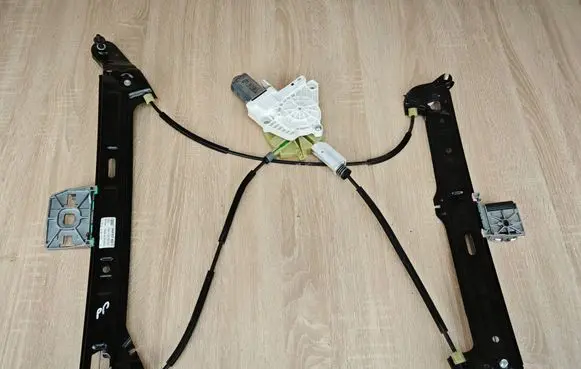 Front window lifting mechanism without motor