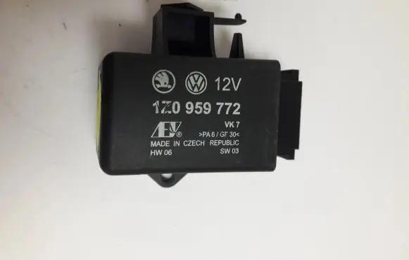 Volkswagen PASSAT B6 Seat heating relay 1Z0959772