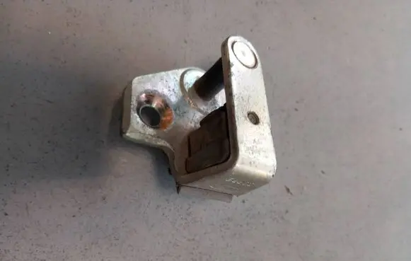 Ford Mondeo MK II Rear door lock loop/hook striker 96BGF21982AF