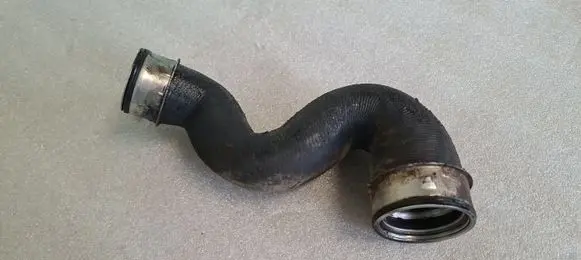 Volkswagen PASSAT B5.5 Intercooler hose/pipe 