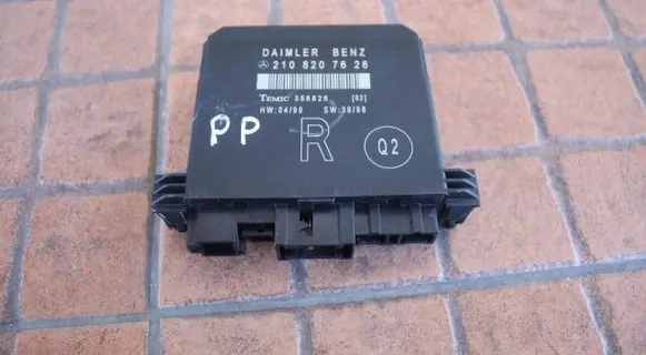 Mercedes-Benz E W210 Door control unit/module 2108207626