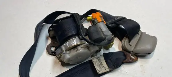 Lexus IS 200-300 Front seatbelt E40430003