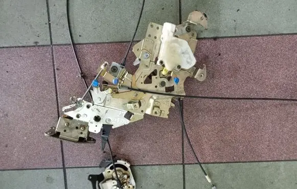 Nissan Quest Sliding door lock 8255015Z100