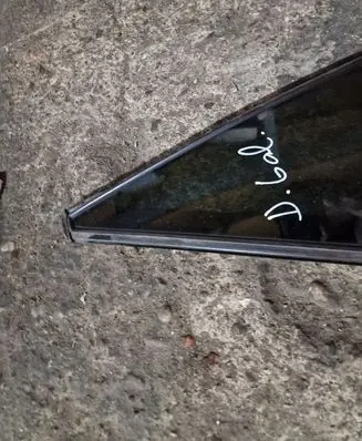 Rear vent window glass
