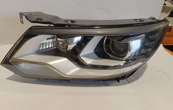 Volkswagen Tiguan Headlight/headlamp 5N1941751