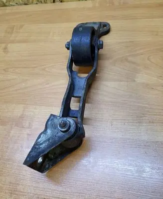 Volvo S40 Engine mount bracket