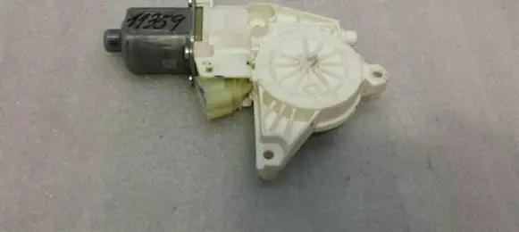 Mercedes-Benz C W204 Front door window regulator motor A2048200142
