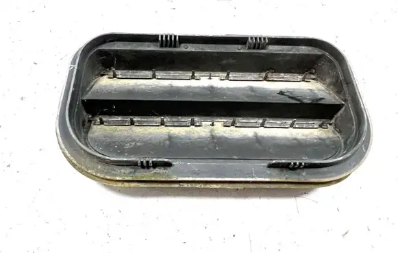 Quarter panel pressure vent