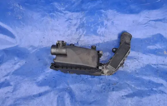 Toyota Verso-S Air filter box