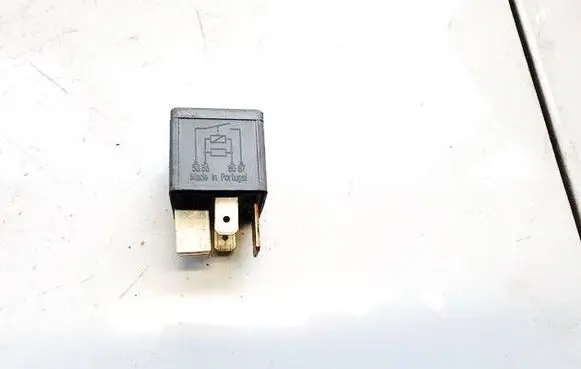 Volkswagen PASSAT B5.5 Other relay 8D0951253A v23134-j52-x300