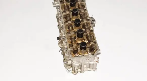 BMW 5 E60 E61 Engine head 7833877 7835038