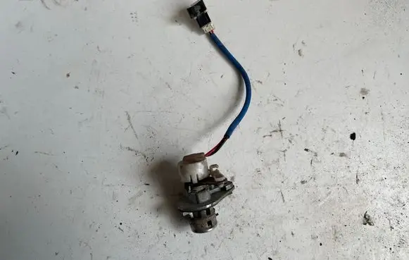 Chevrolet Aveo Front door lock (next to the handle) 