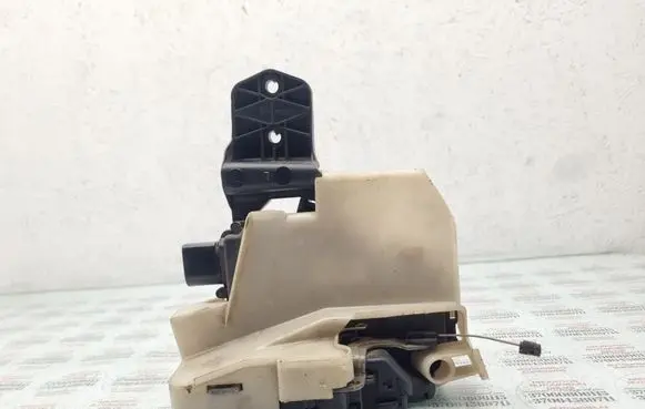 Volkswagen PASSAT B5.5 Front door lock 3B0837867