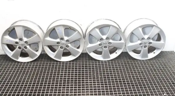 Toyota Auris 150 R17 alloy rim 4261102E00