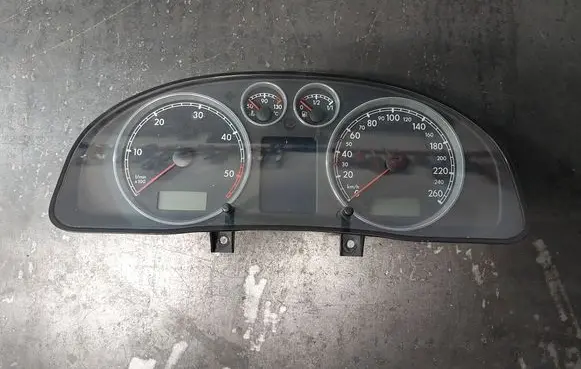 Volkswagen PASSAT B5 Speedometer (instrument cluster) 3B0920849A