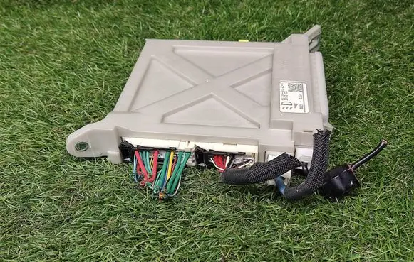 Lexus GS 250 350 300H 450H Fuse module 8273030L40B