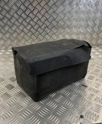 Volkswagen PASSAT B8 Battery box tray A5Q0915411