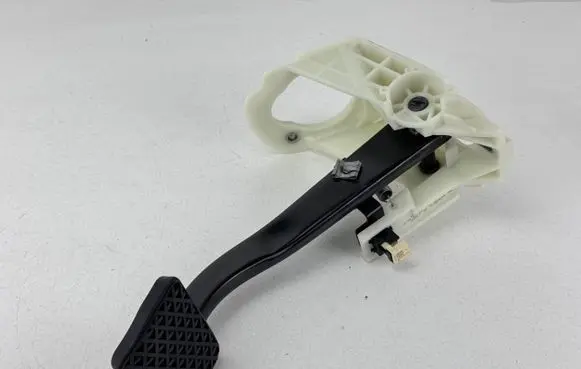 BMW 1 F20 F21 Brake pedal 6876798