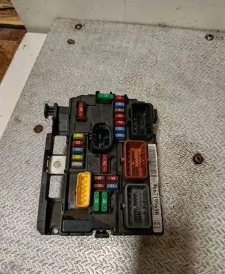 Citroen C3 Fuse module 9667199680