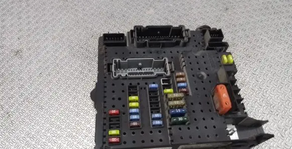 Volvo V70 Fuse module 28017881