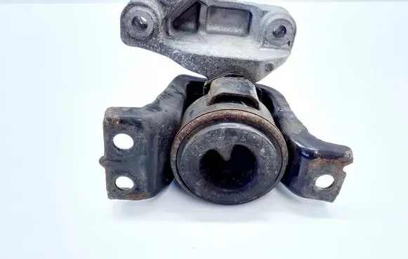 Nissan Pulsar Engine mount bracket