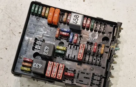 Volkswagen Golf V Fuse module 1K0937124K