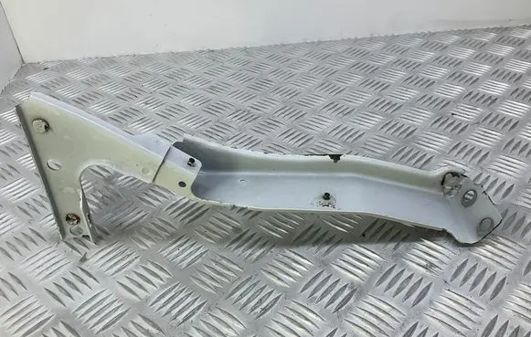 Audi A5 8T 8F Fender mounting bracket 8T0821136A