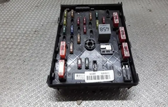 Volkswagen PASSAT B6 Fuse module 3C0937125