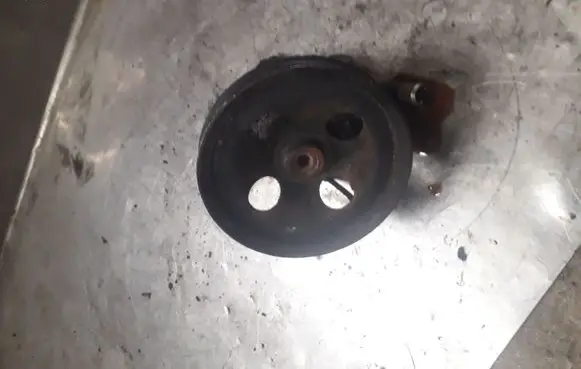 Mitsubishi Carisma Power steering pump