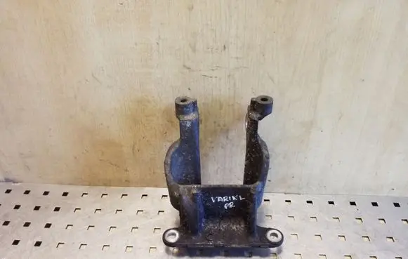 Subaru Outback Engine mounting bracket