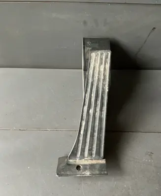 Accelerator throttle pedal