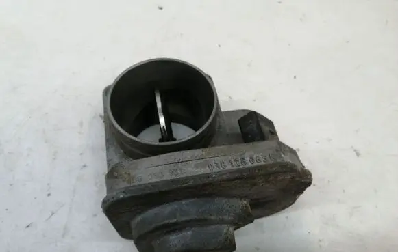 Volkswagen Golf V Throttle valve 038128063C