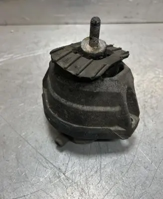 BMW 5 E60 E61 Engine mount bracket 6761092