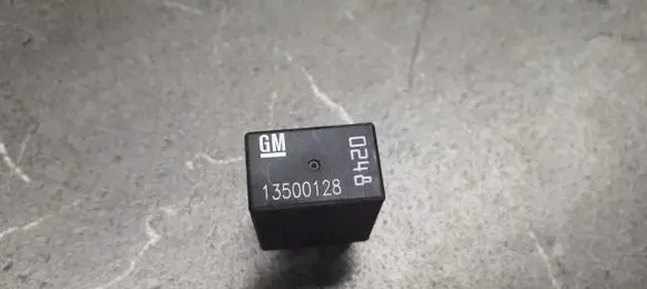 Opel Insignia A Fuel pump relay 13500128