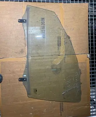 KIA Sorento Front door window glass four-door