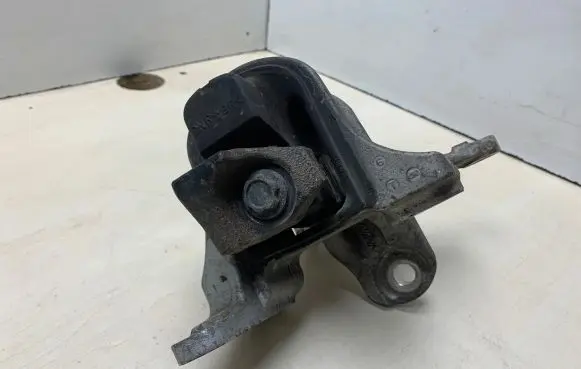 Honda Civic Engine mount bracket CH80C