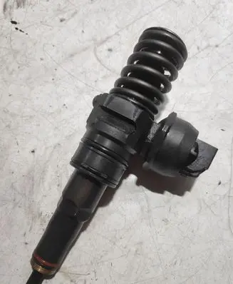 Volkswagen Golf IV Fuel injector 038130073AG