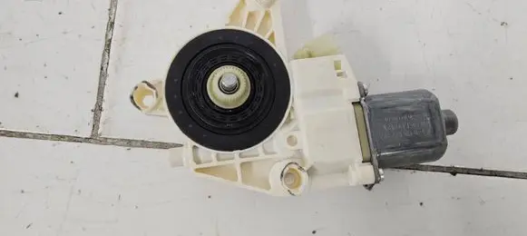 Mercedes-Benz E W212 Front door window regulator motor A2048200242 0910 971218100