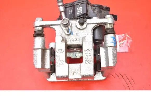 Hyundai Kona I Rear brake caliper 38B95