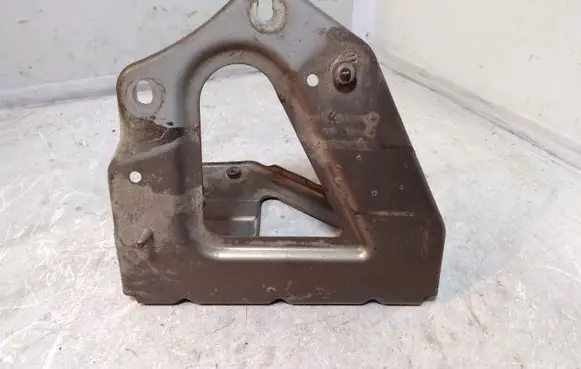 Audi A6 S6 C6 4F Fender mounting bracket 4F0821135