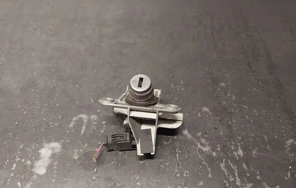 Audi A4 S4 B5 8D Loading door lock 8D5827573