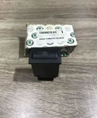 Skoda Octavia Mk1 (1U) Windscreen/window heater switch 1u6959621b