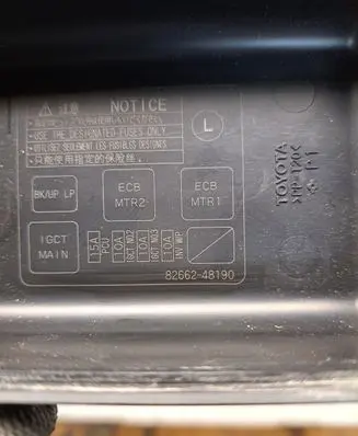 Toyota RAV 4 (XA40) Fuse box cover 8266248190