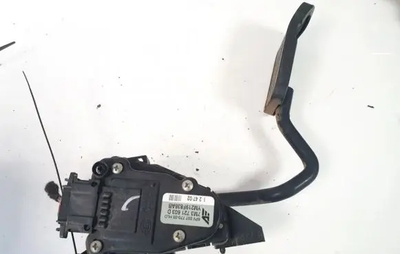 Accelerator throttle pedal