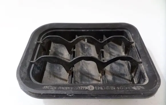 Skoda Octavia Mk2 (1Z) Quarter panel pressure vent 1H0819465
