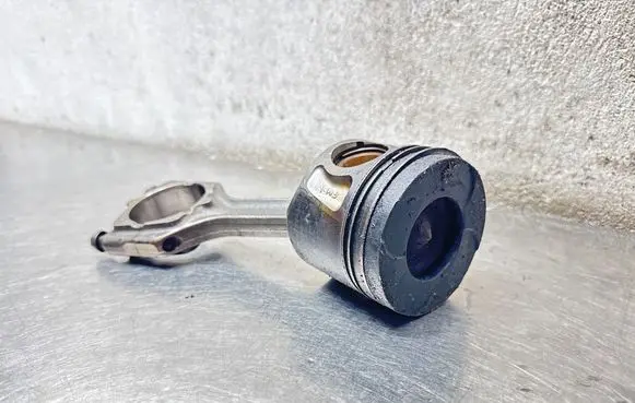 Opel Insignia A Piston with connecting rod 