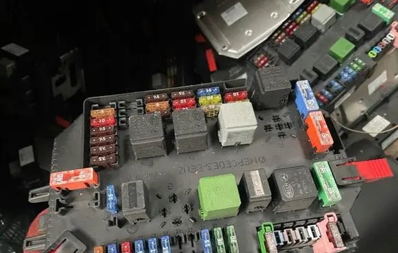 Mercedes-Benz S W221 Fuse module a2215406801