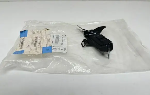 BMW 8 G15 Fender mounting bracket 7494463
