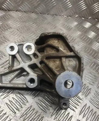Peugeot 407 Engine mounting bracket 96451611